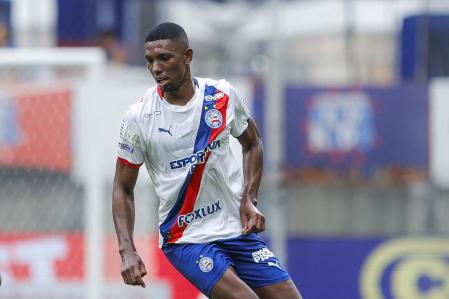 Kanu em ação pelo Bahia contra o Grêmio