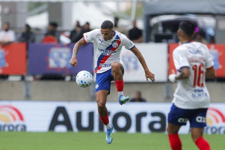 Luciano Juba em campo pelo Bahia contra o Grêmio