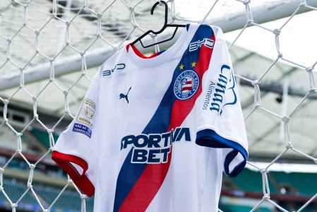 Camisa do Bahia pendurada na rede da Arena Fonte Nova