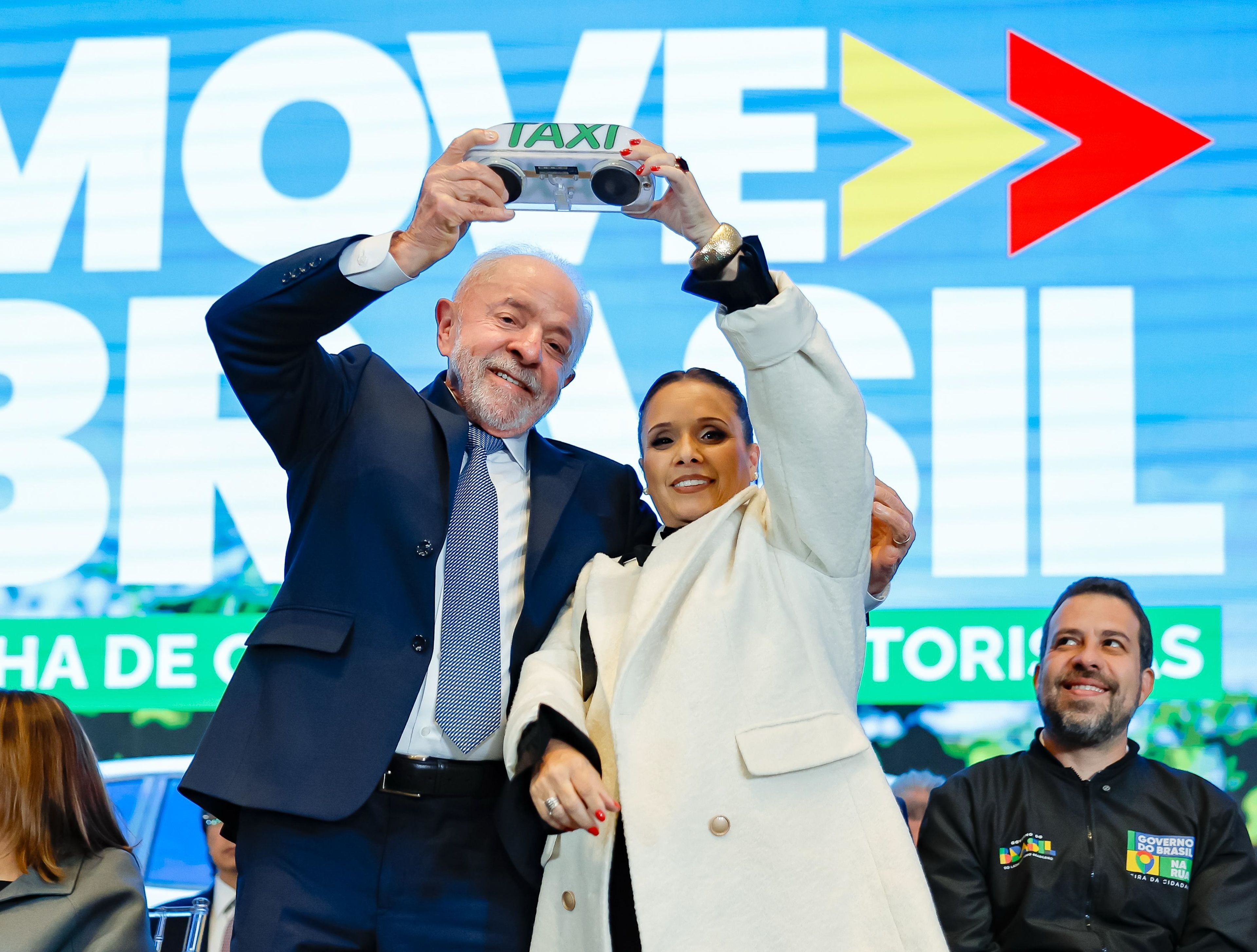 Lula anuncia R$ 30 bilhões em crédito para taxistas e motorista de app