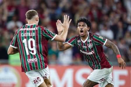 Castillo e John Kennedy comemoram gol do Fluminense na Libertadores