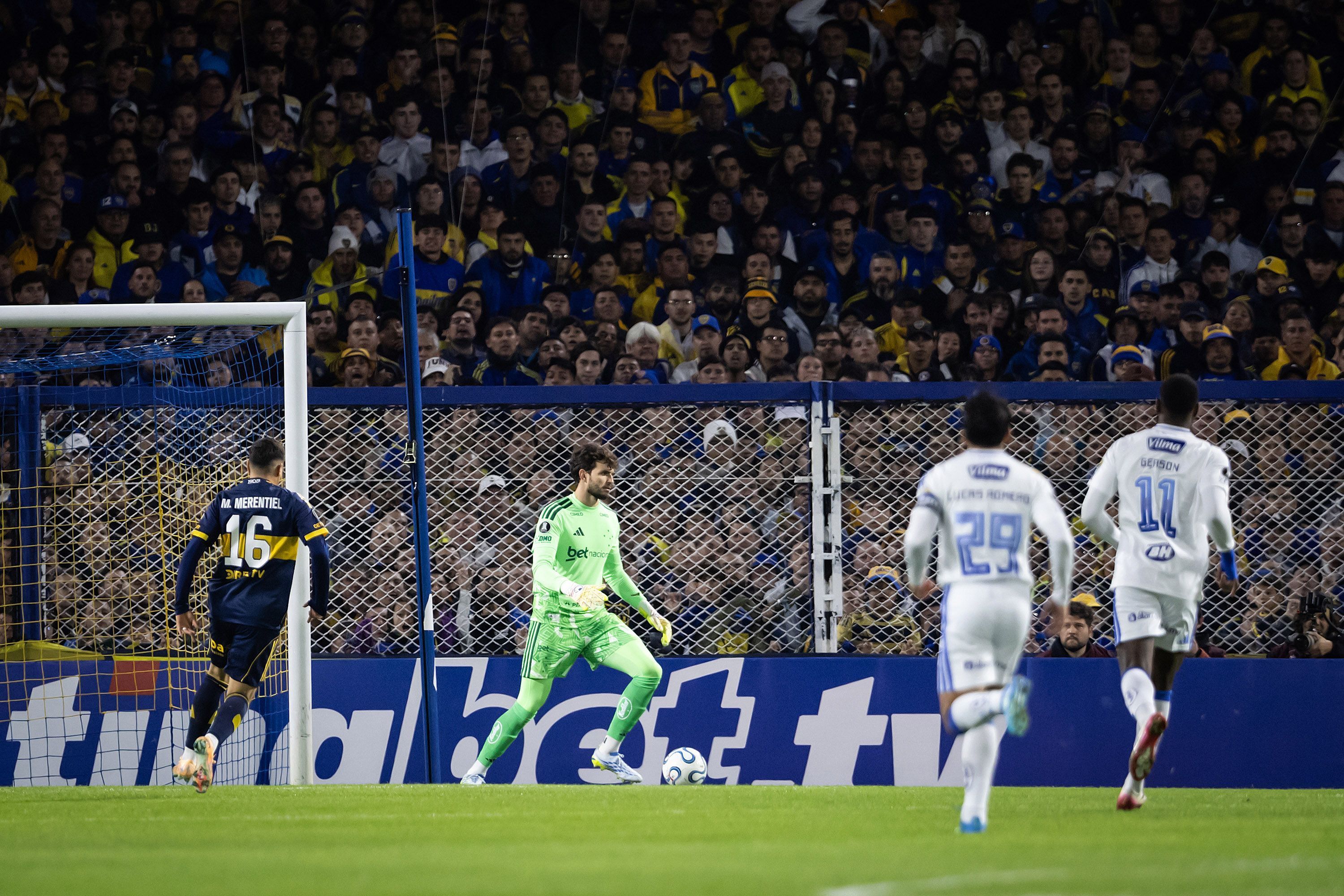 Otávio brilha em La Bombonera e assegura empate que mantém Cruzeiro na liderança do grupo