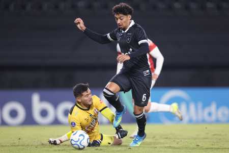 Medina em jogo entre Botafogo e Independiente Petrolero