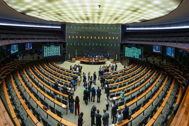 Campanha esvazia Congresso e comprime calendário de votações antes da eleição