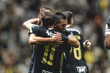 Jogadores do Atlético comemoram gol sobre o Cienciano