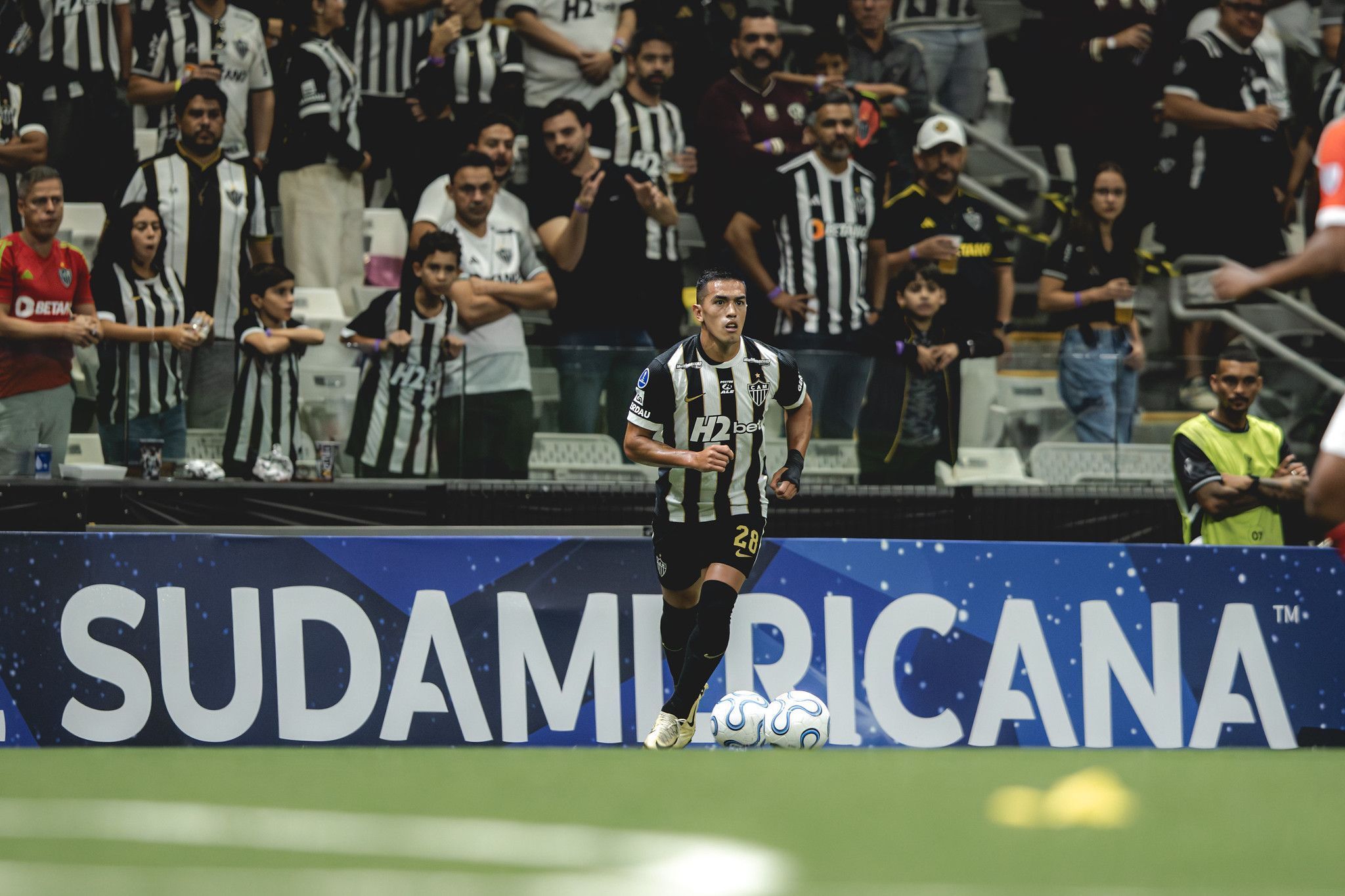 Cuello brilha contra o Cienciano e assume liderança de assistências do Atlético no ano