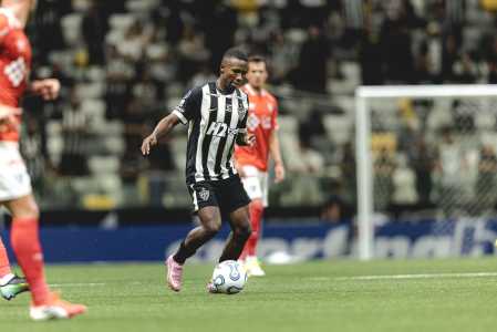 Alan Minda em ação pelo Atlético na Arena MRV