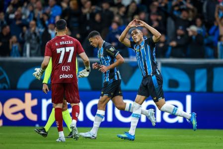 Carlos Vinicius, atacante do Grêmio, celebra gol em Grêmio 3 x 2 Santos