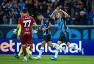 Grêmio vence de virada, respira no Brasileiro e empurra Santos ao Z4