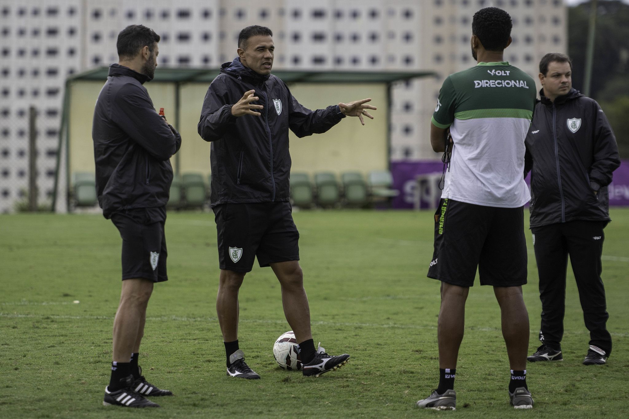 Escalação do América: Roger deve dar sequência à escalação contra o Vila Nova