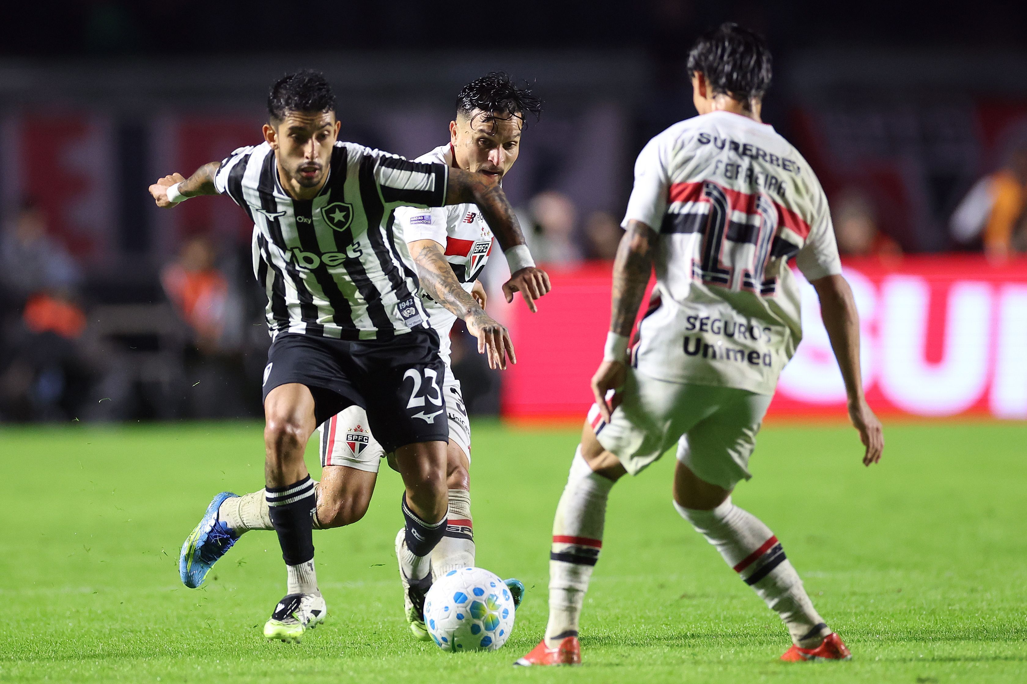 Botafogo busca empate no fim, e São Paulo aumenta jejum de vitórias no Brasileiro