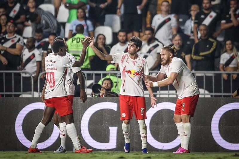Vasco é goleado pelo RB Bragantino em São Januário e liga alerta no Brasileirão