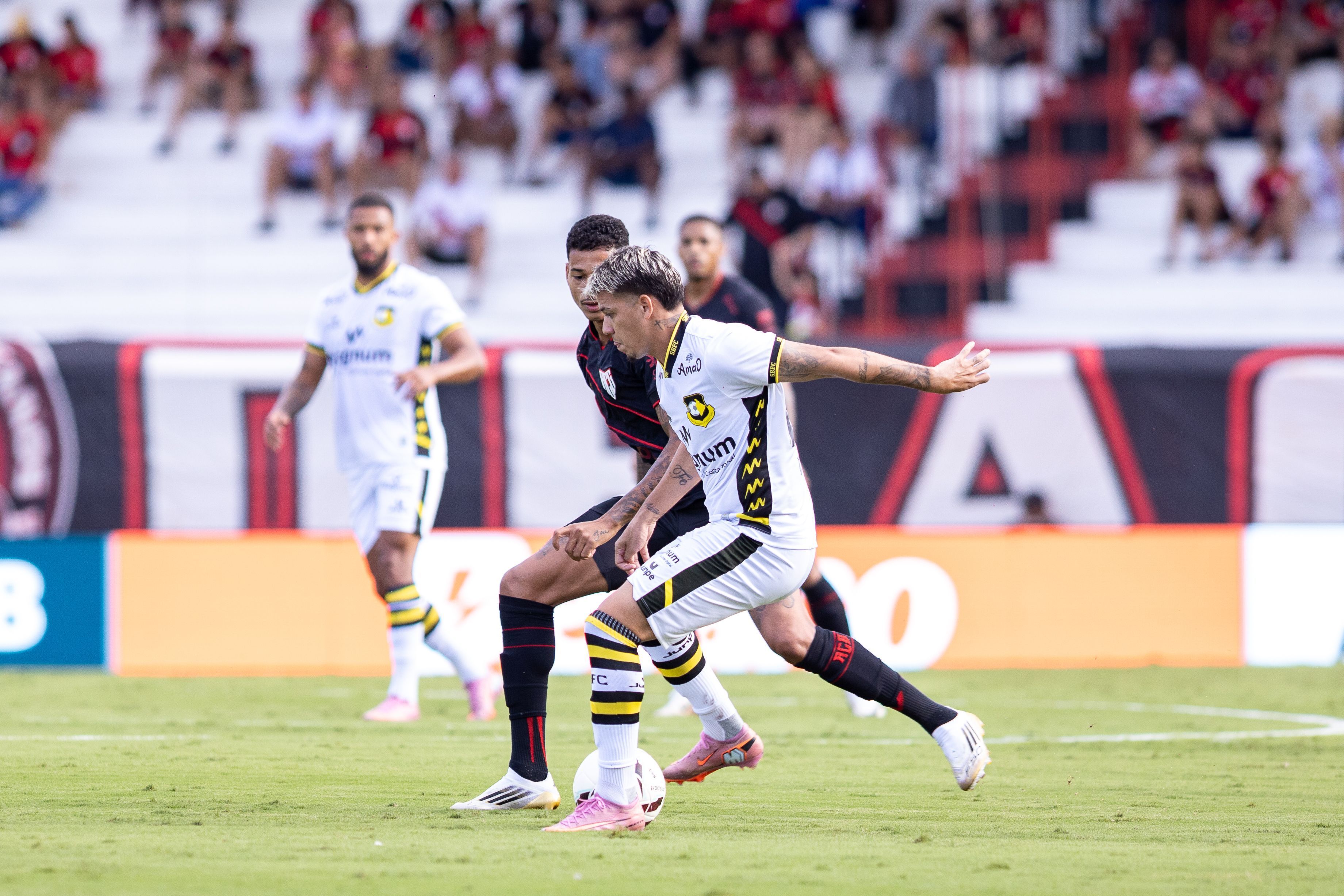 São Bernardo segura pressão, marca na reta final e vence Atlético-GO pela Série B