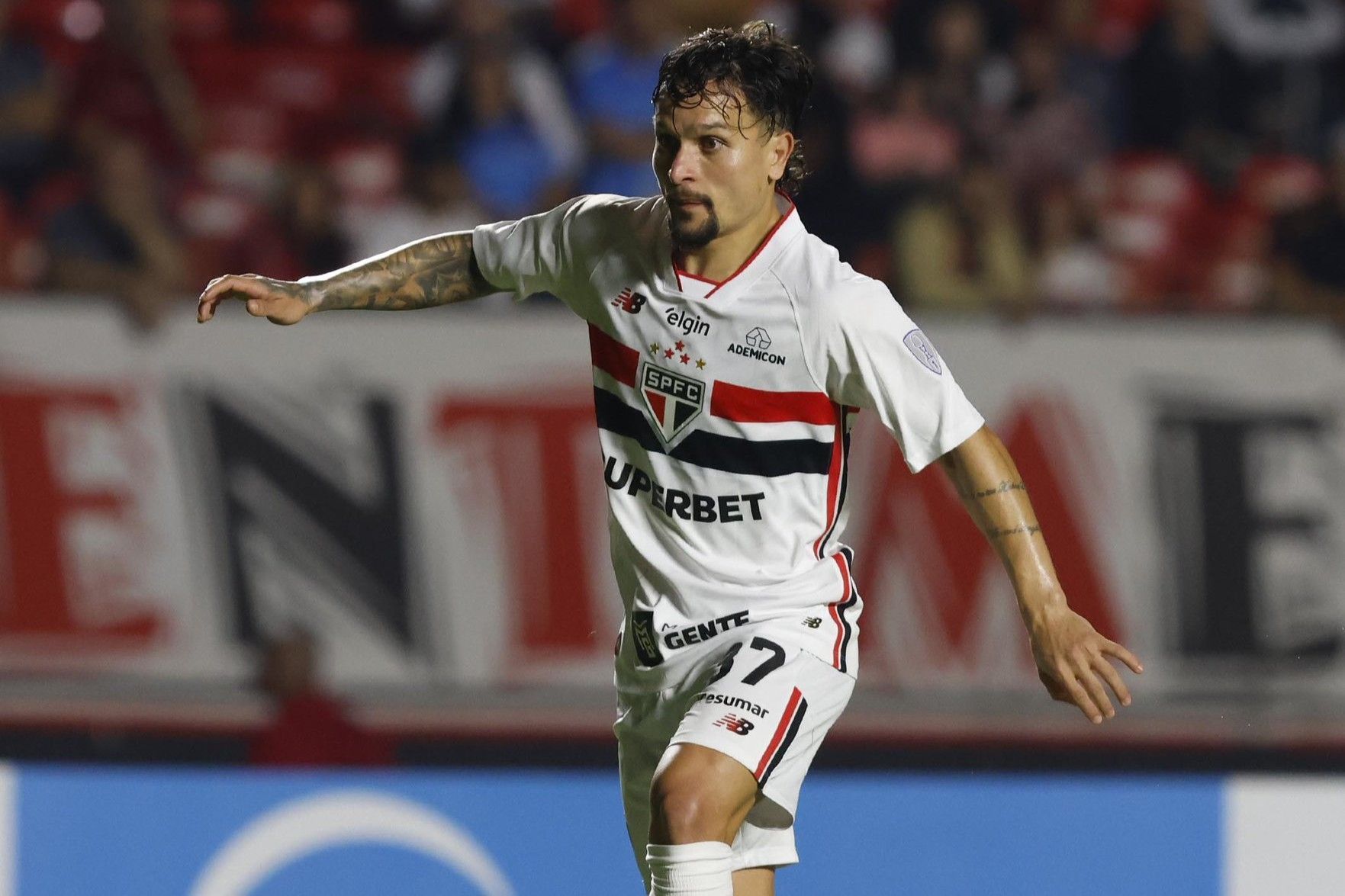 Emprestado pelo Botafogo, Artur responde se pretende seguir no São Paulo
