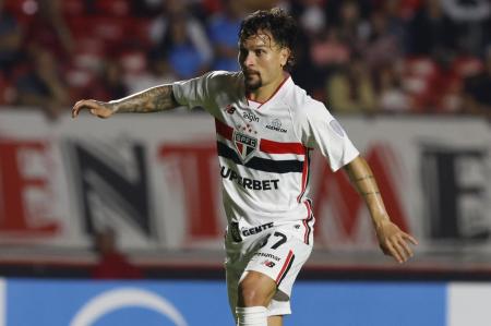 Artur durante jogo entre São Paulo e Boston River