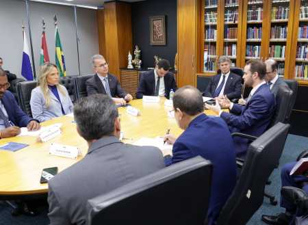 Ministro Luiz Fux recebe autoridades na segunda reunião da audiência sobre operação de crédito para apoio financeiro ao BRB.