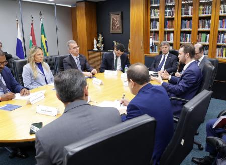 Ministro Luiz Fux recebe autoridades na segunda reunião da audiência sobre operação de crédito para apoio financeiro ao BRB.