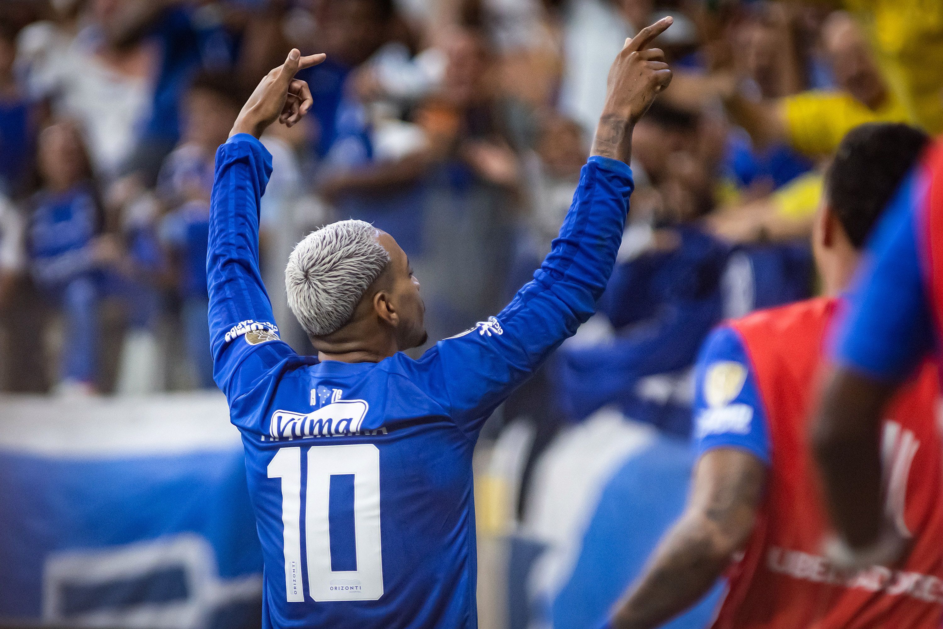 Matheus Pereira brilha em goleada do Cruzeiro e garante vaga nas oitavas da Libertadores