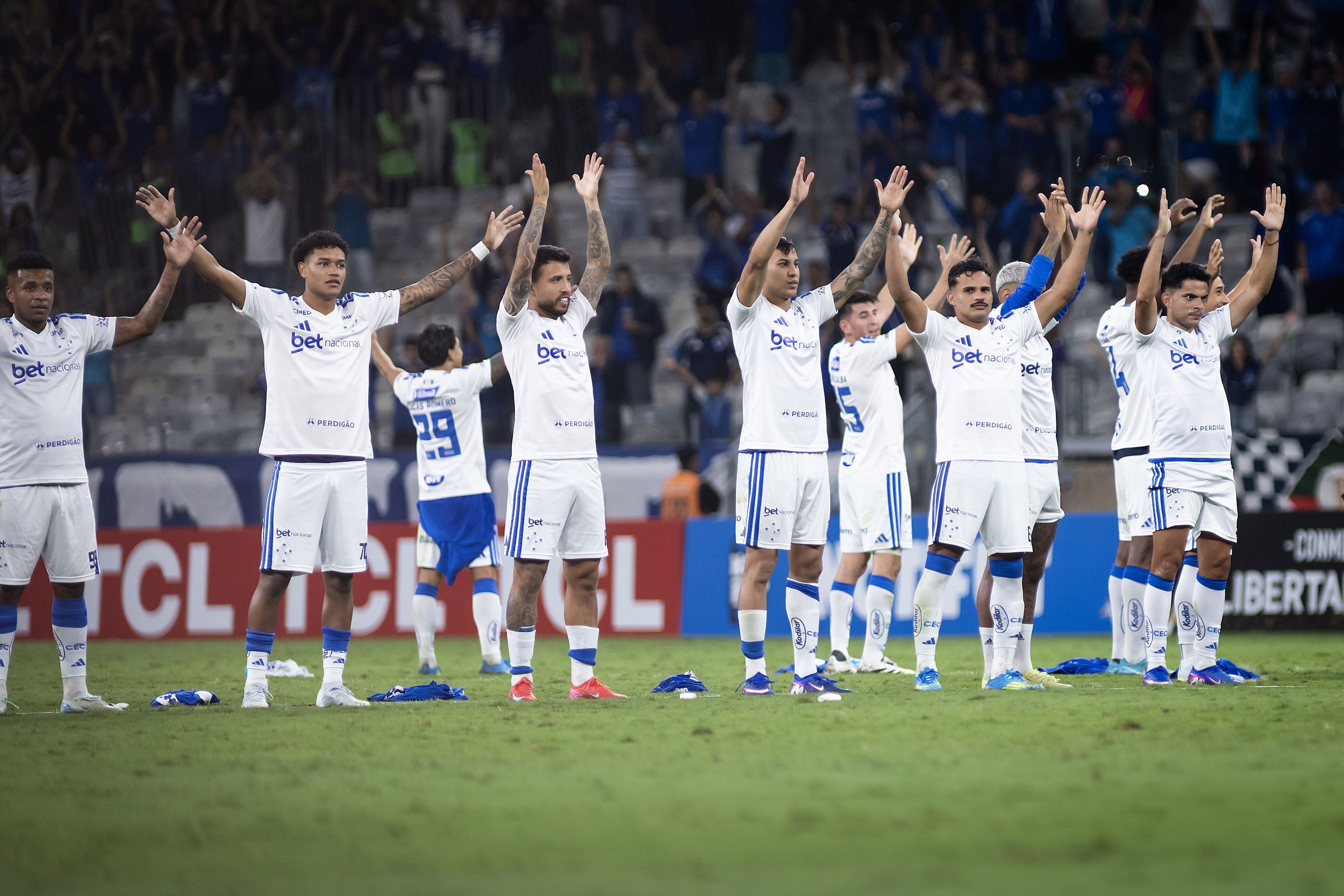 Cruzeiro reencontra a grandeza na Libertadores e desponta como candidato ao título após goleada histórica