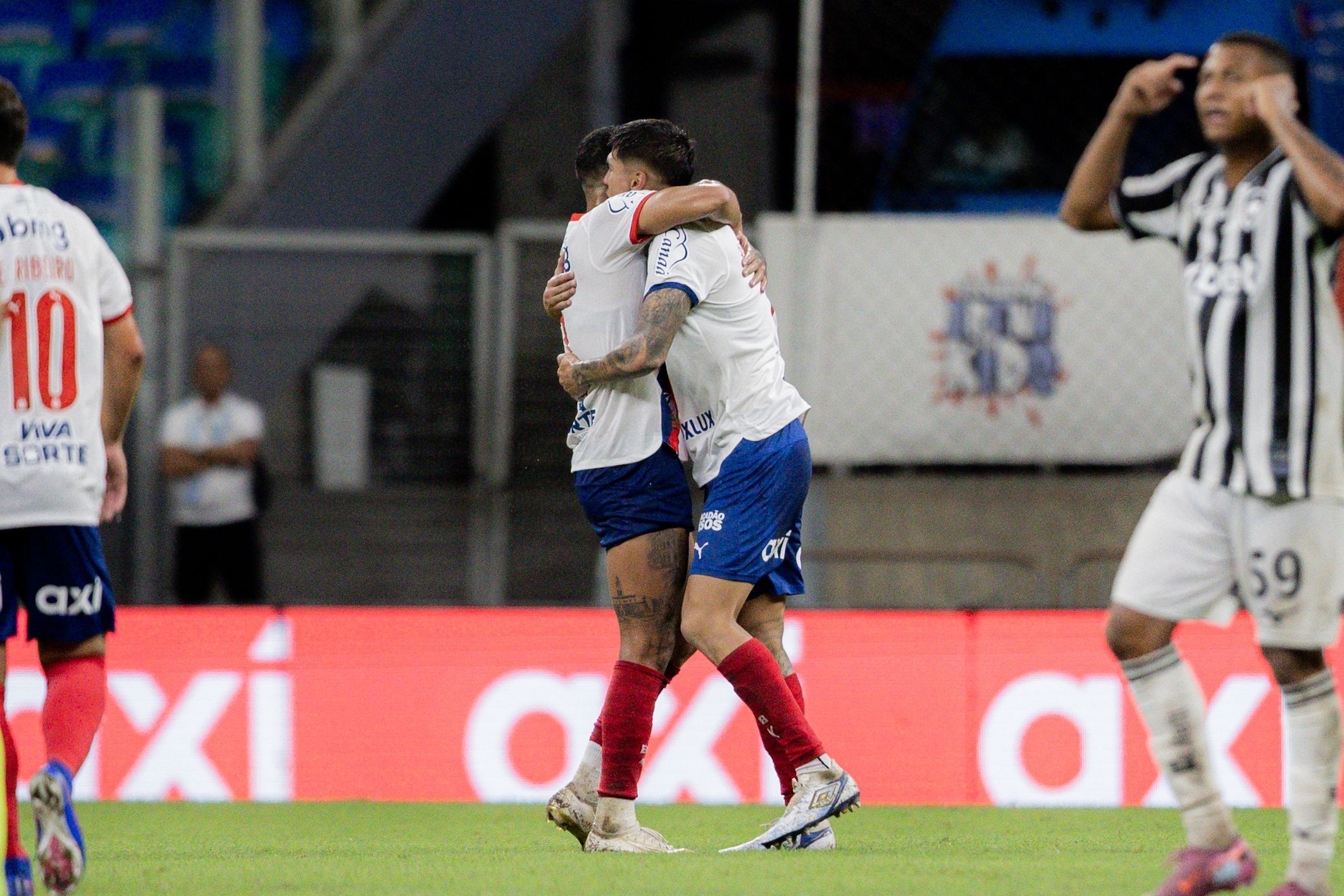 Em jogo 'maluco', Bahia vira sobre o Botafogo e minimiza crise no Brasileiro