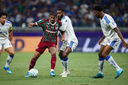 John Kennedy disputa bola com jogadores do Cruzeiro