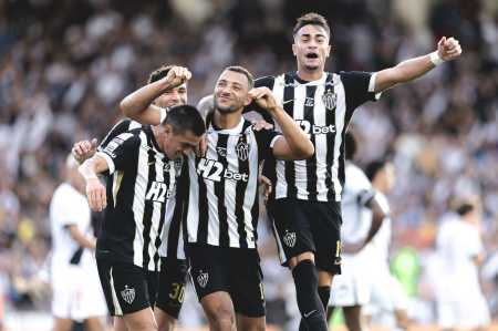 Vitor Hugo comemora gol marcado pelo Atlético