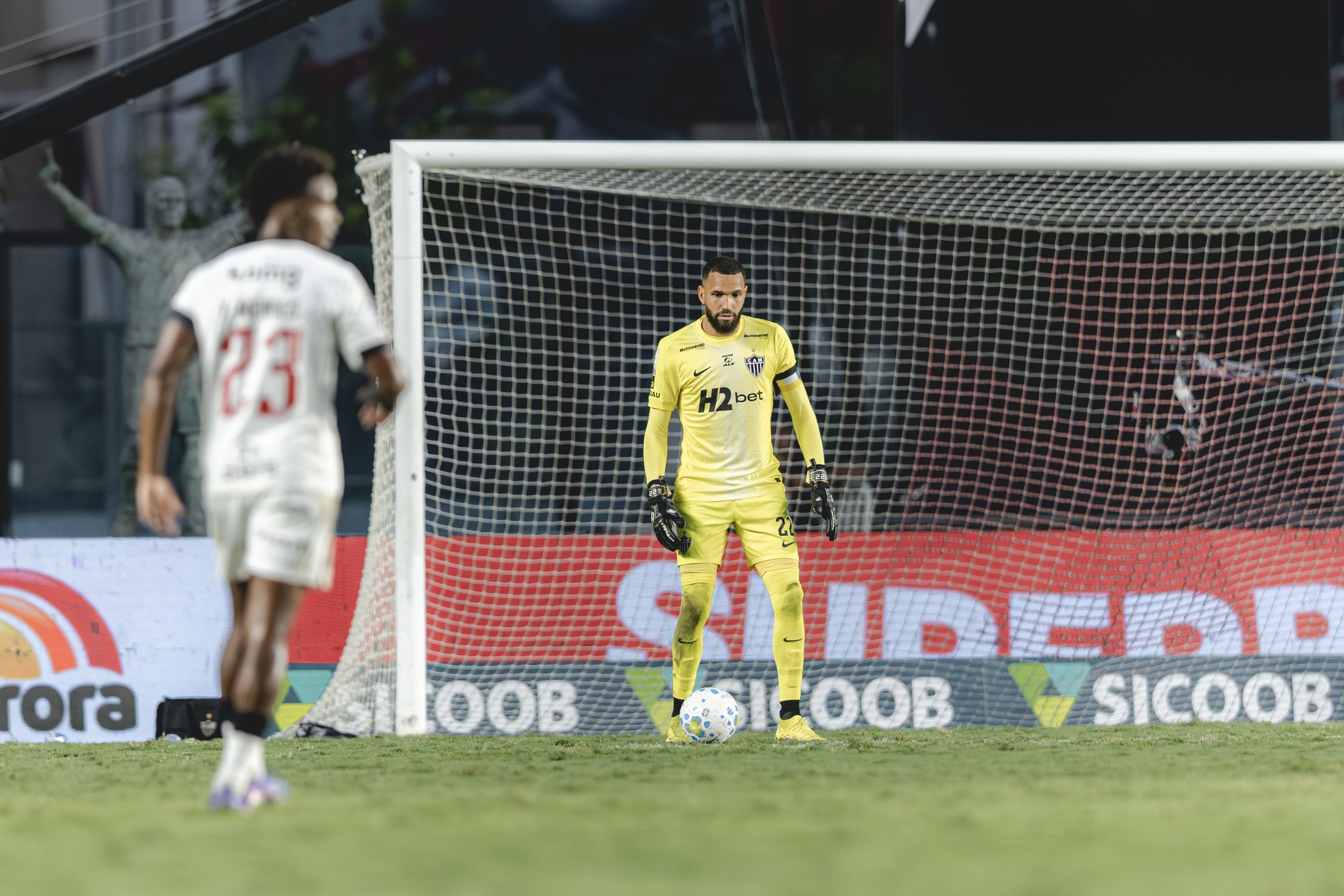 Everson celebra vitória do Atlético fora de casa sobre o Vasco e cita objetivo