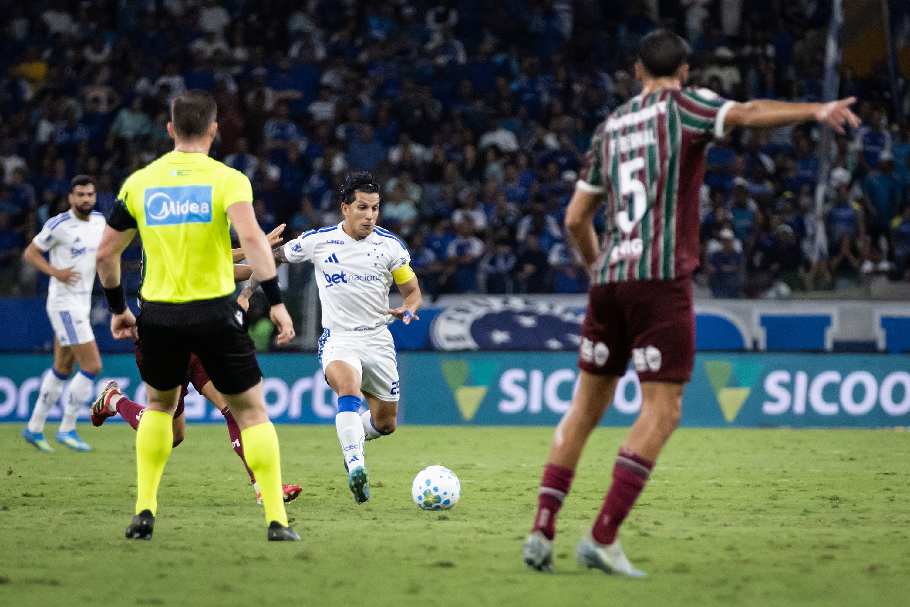 Cruzeiro perde titular para jogo contra o Internacional pelo Brasileirão