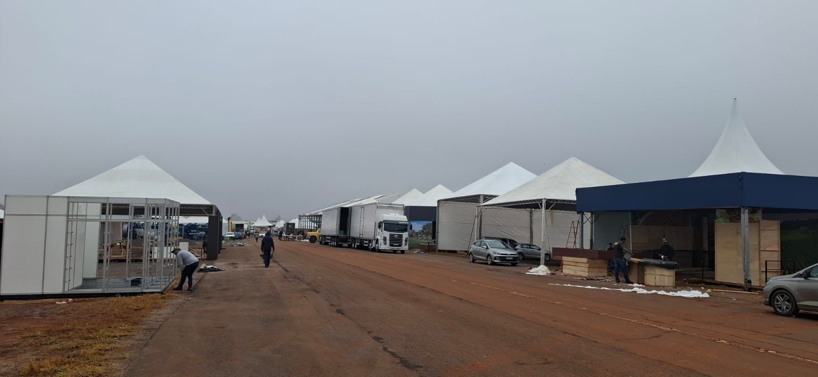 Área da Expocafé começa a receber a estrutura dos estantes