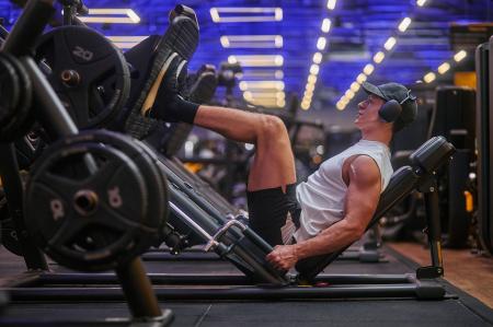 Exercício de leg press 45 em imagem de divulgação da Smart Fit