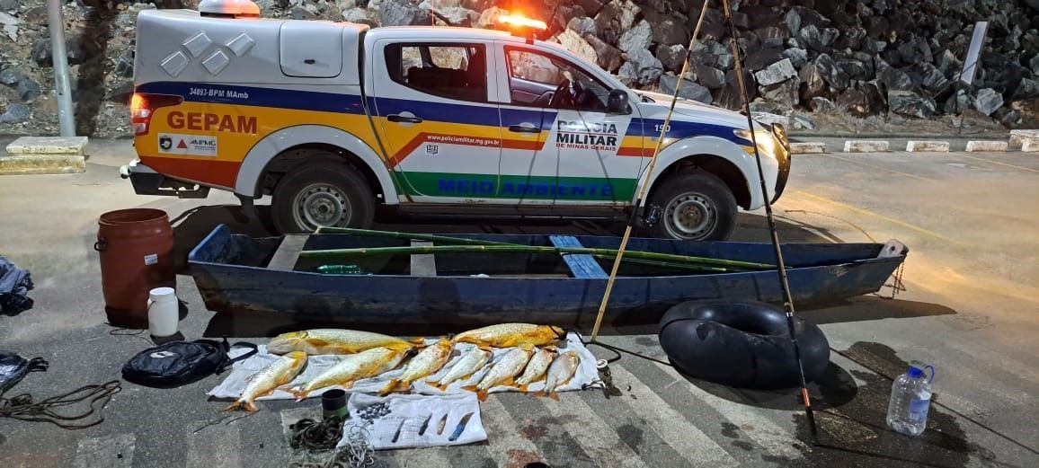 Pescadores ilegais se jogam no rio pra fugir de abordagem da PM