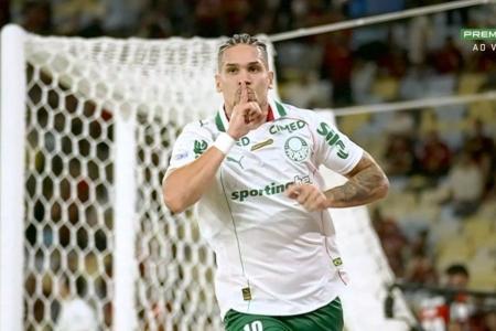 Paulinho comemora gol pelo Palmeiras sobre o Flamengo