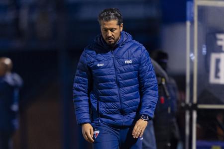 Técnico do Fortaleza, Thiago Carpini, durante partida contra o Avaí