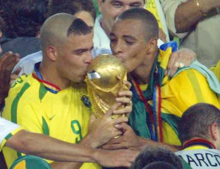 Ronaldo e Gilberto Silva celebram título da Copa do Mundo, em 2002 • Odd Andersen/AFP
