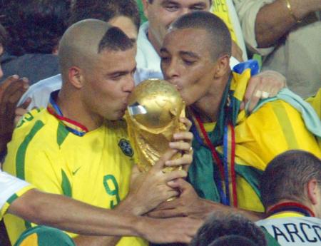 Ronaldo e Gilberto Silva celebram título da Copa do Mundo, em 2002 • Odd Andersen/AFP