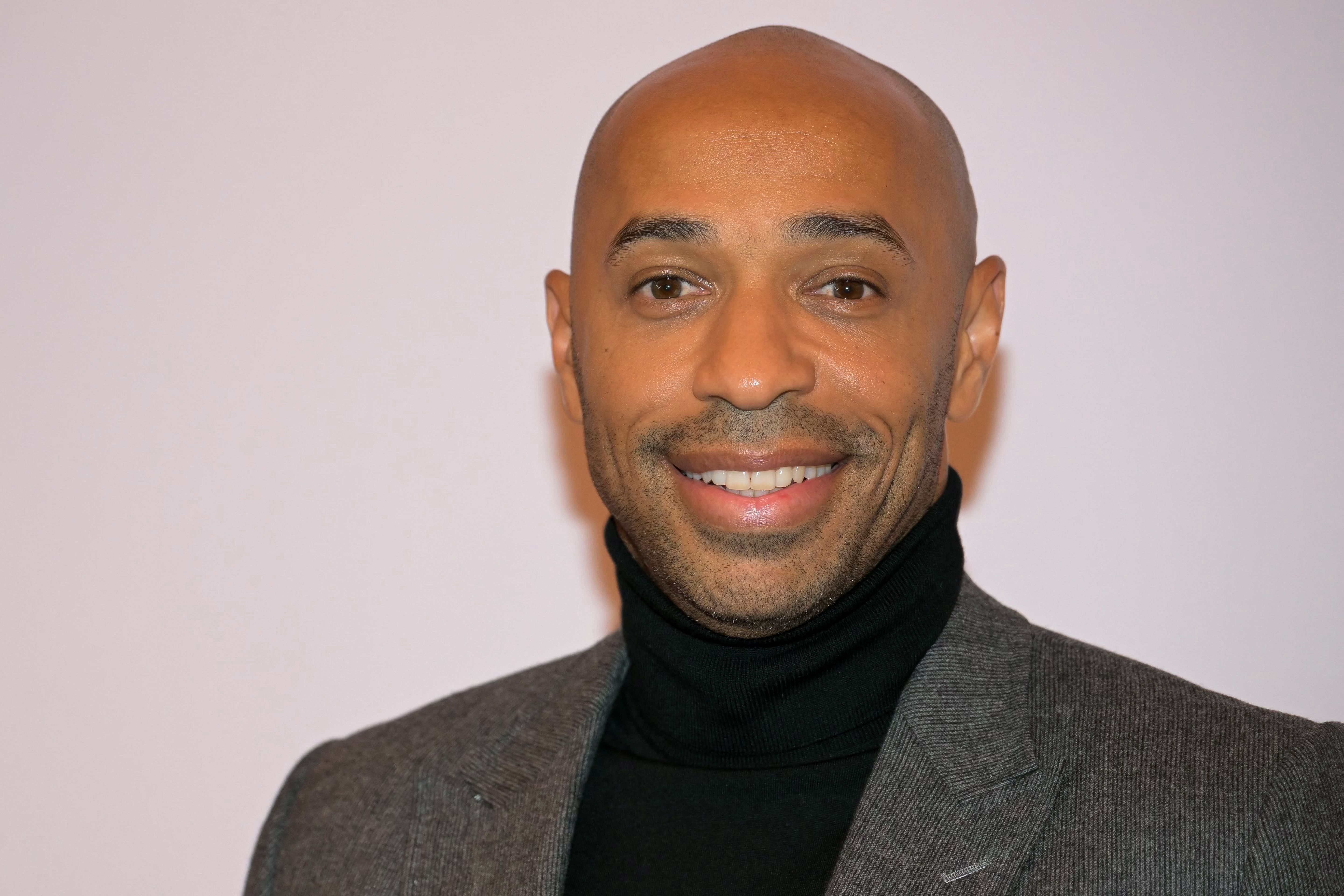 Campeão mundial, ex-Arsenal revela que Henry torce para clube carioca; saiba qual