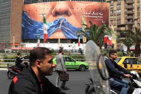 Outdoor em referência a Trump e o Estreito de Ormuz, instalado em Teerã