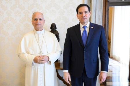 Esta foto, tirada e distribuída em 7 de maio de 2026 pela Mídia do Vaticano, mostra o Papa Leão XIV durante uma audiência privada com o Secretário de Estado dos EUA, Marco Rubio, no Vaticano • Photo by Handout / VATICAN MEDIA / AFP) / RESTRICTED TO EDITORIAL USE - MANDATORY CREDIT "AFP PHOTO / VATICAN MEDIA