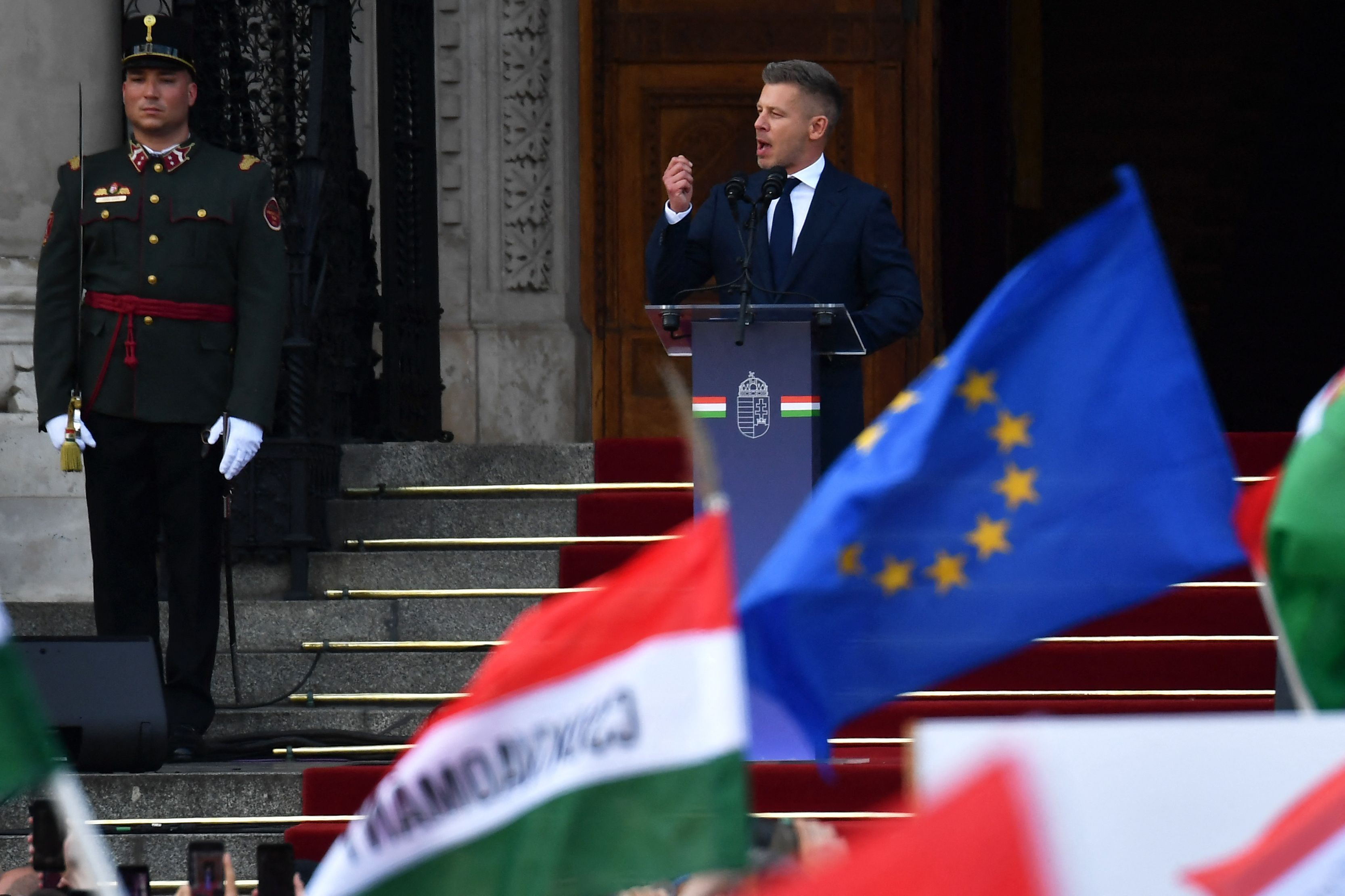 Magyar é formalmente eleito primeiro-ministro da Hungria e encerra a era Orbán