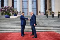 Trump diz que Xi Jinping garantiu que China não enviará armas ao Irã