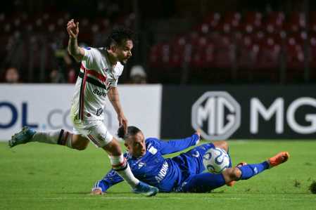 Artur e Leonardo Castro durante São Paulo x Millonarios