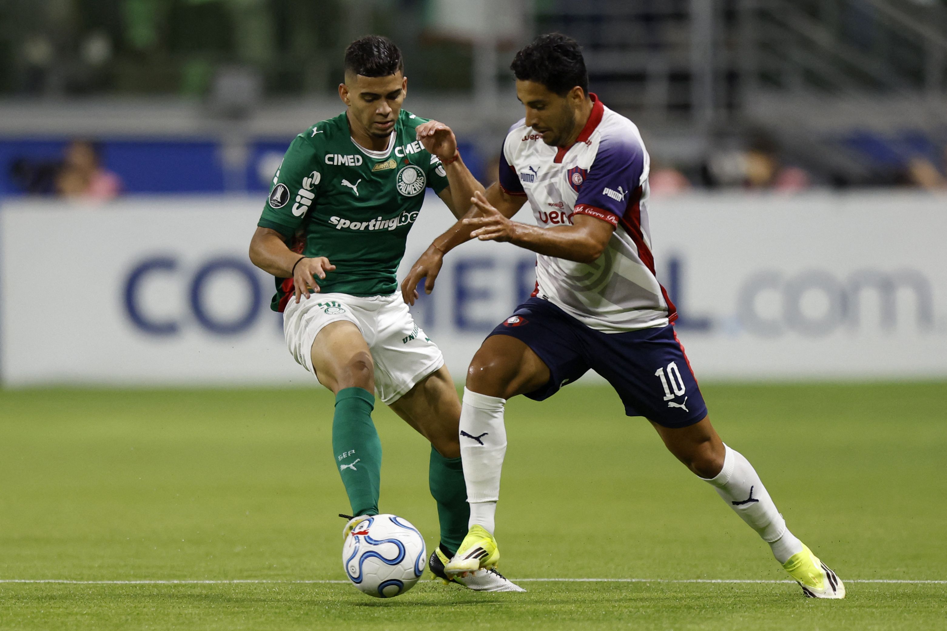 Torcedores do Palmeiras protestam após derrota para Cerro Porteño