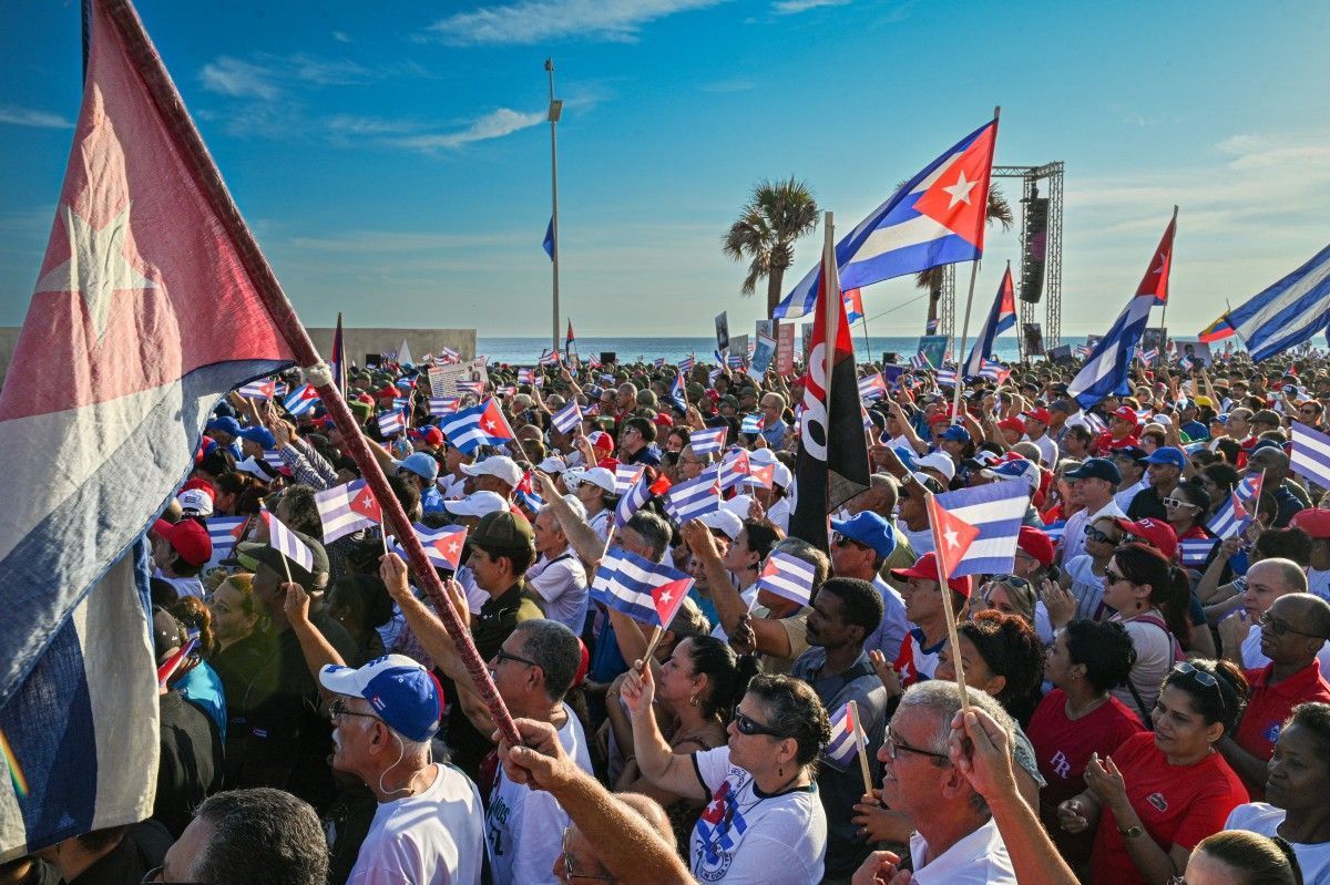 Cubanos protestam em frente à Embaixada dos EUA, em Havana