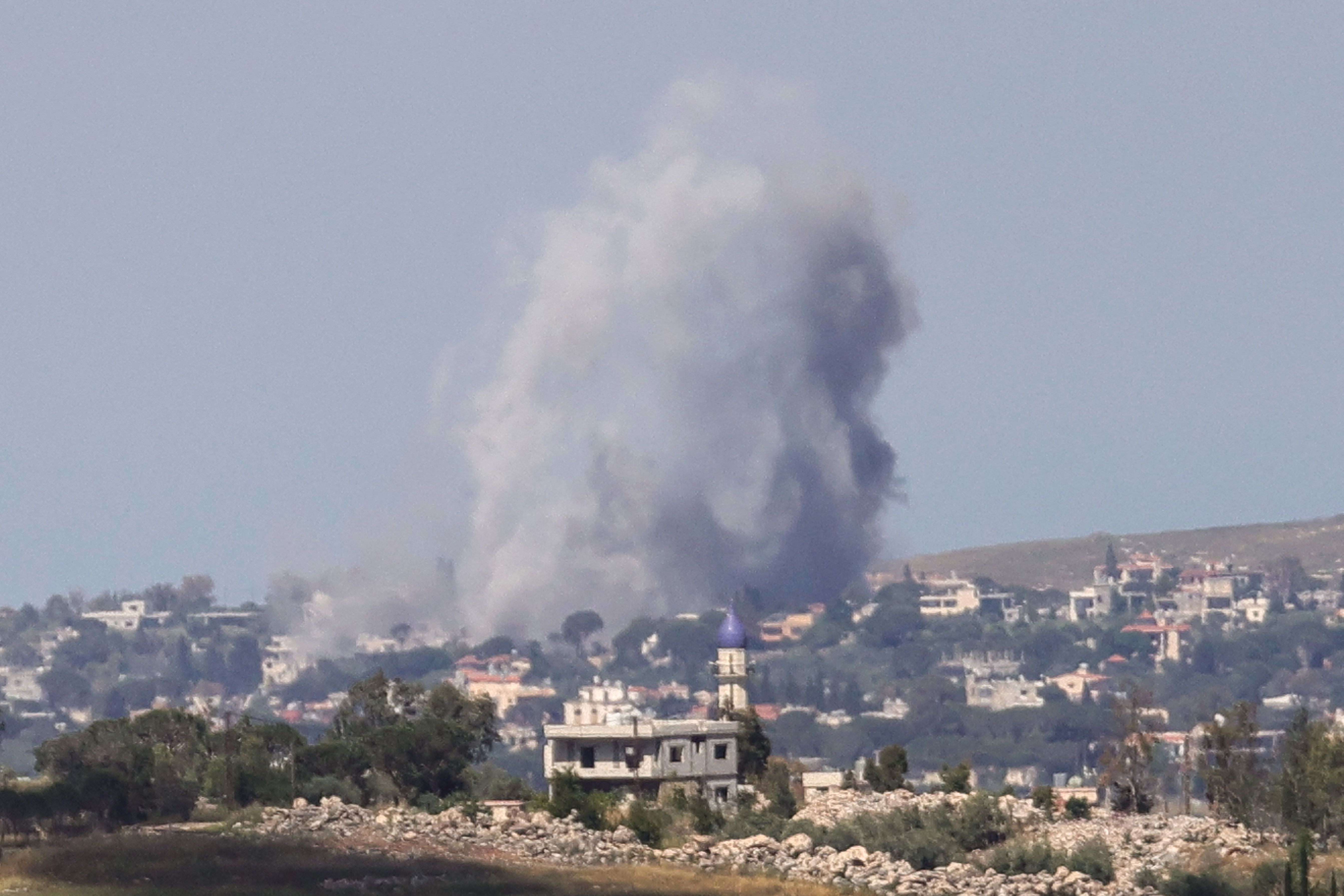 Israel intensifica bombardeios no Líbano para 'esmagar' Hezbollah, que reage