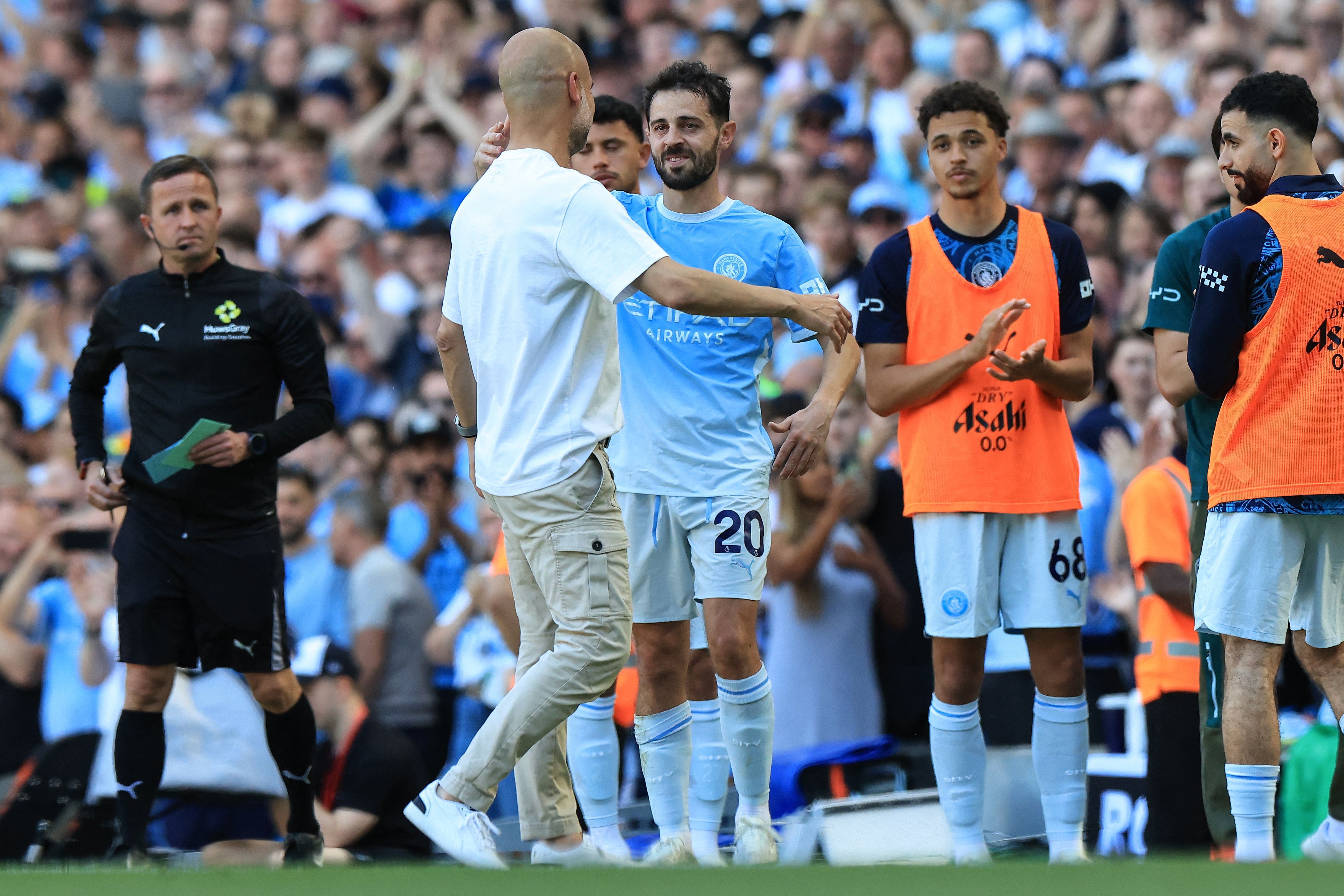 Ídolo do City recebe corredor no meio do jogo e se despede sob lágrimas de Guardiola