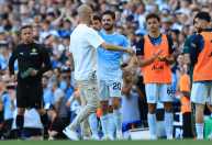 Ídolo do City recebe corredor no meio do jogo e se despede sob lágrimas de Guardiola