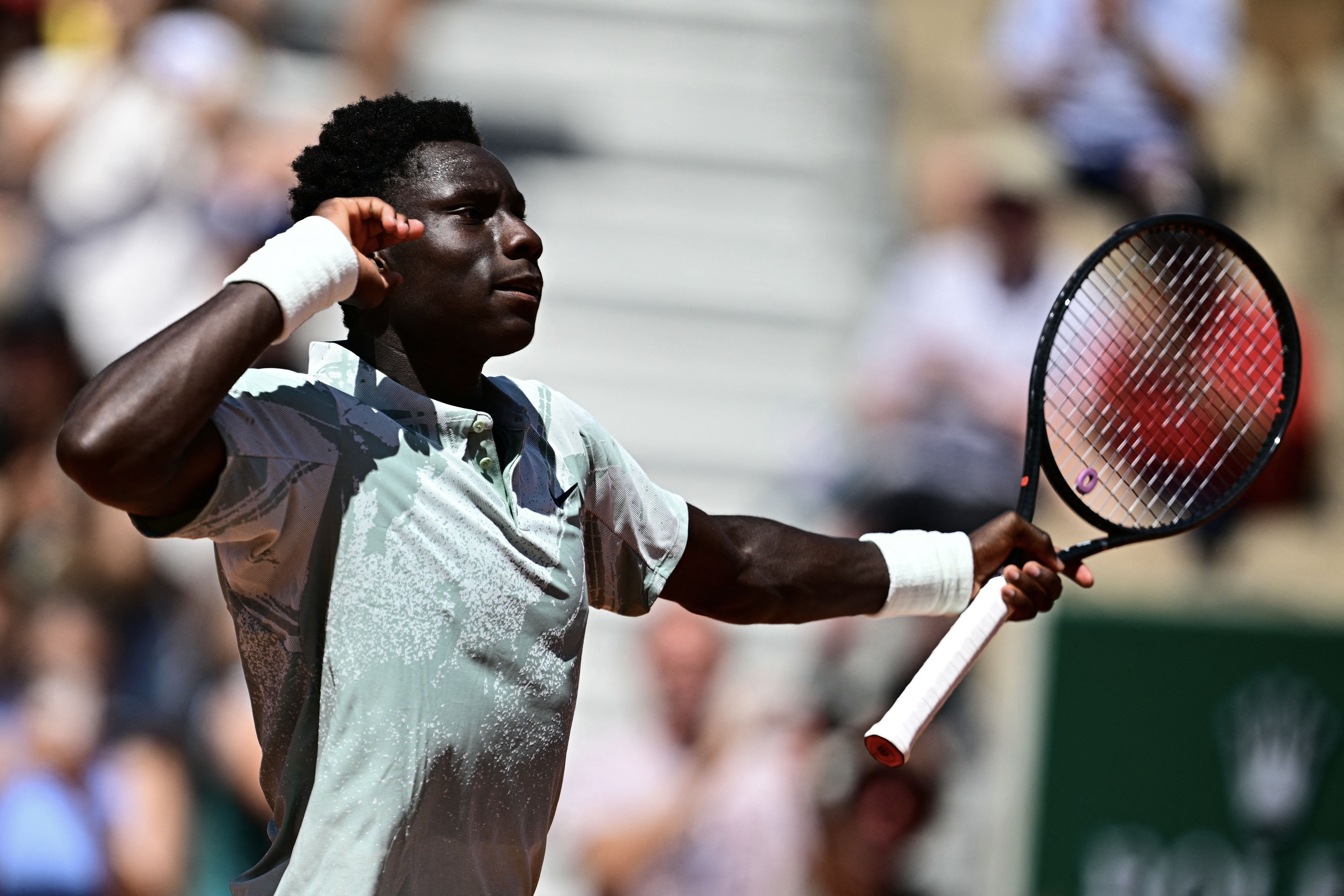 Tênis: fenômeno francês vence ex-campeão e quebra recorde histórico em Roland Garros