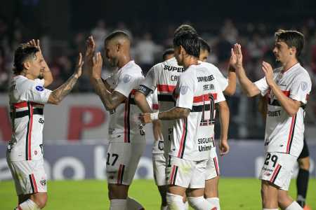 Jogadores do São Paulo celebraram a vitória sobre o Boston River