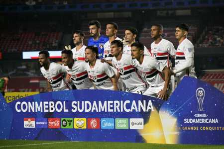 Elenco do São Paulo antes de jogo contra o Boston River, do Uruguai