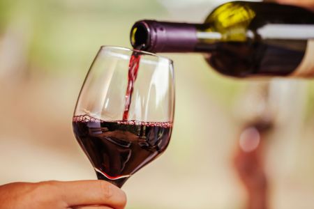 Brasil bate recorde no consumo de vinho e leva rótulos de MG e RS para a França
